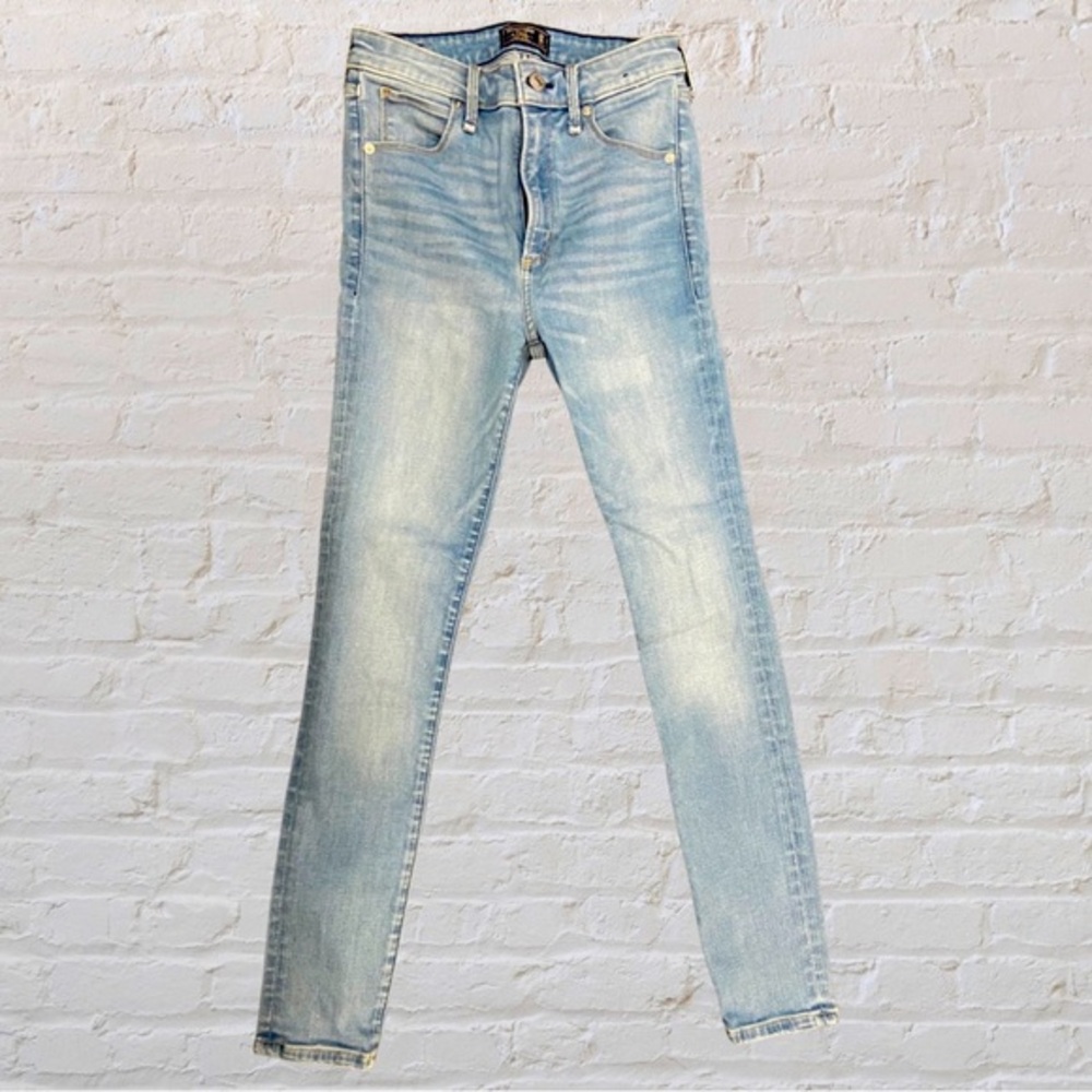 ABERCROMBIE. High rise super skinny. Medium wash blue. Denim jeans.Size:00s/24s